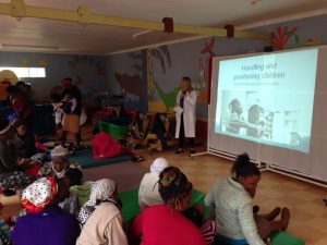 ekassa harkassa meidän piti tehdä kehitystehtävä harjoittelupaikkaan. pidimme lasten äideille esitelmän "handling and positioning children"